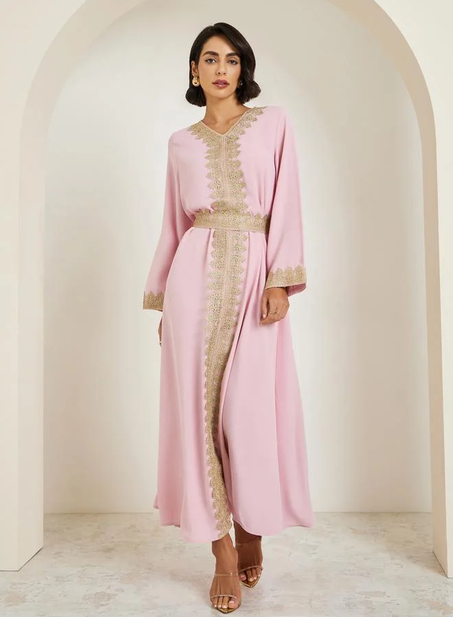 أميرة قفطان مطرز بالذهب الوردي وتصميم مريح